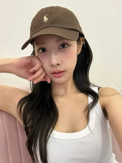 piglet-charada-imraporn-thu-vien-hinh-anh-7 Piglet Charada Imraporn chụp selfie với mũ lưỡi trai và áo trắng phong cách đời thường