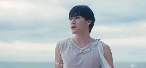 my-merman-the-series-hinh-anh-3 Nhân vật khoác áo voan trắng đeo vòng ngọc trai bên biển trong My Merman The Series