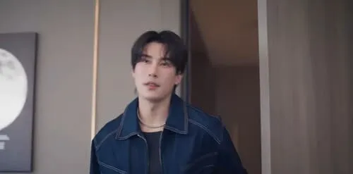 my-merman-the-series-hinh-anh-5 Nhân vật áo khoác denim xanh trong một phân cảnh của My Merman The Series