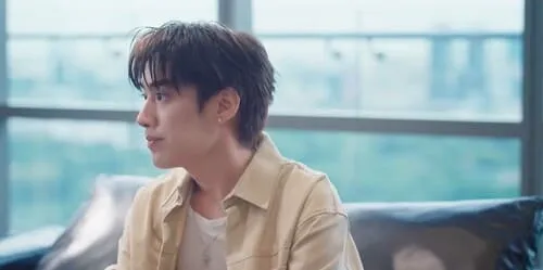 my-merman-the-series-hinh-anh-6 Một nam chính áo sơ mi sáng màu ngồi trò chuyện trong My Merman The Series