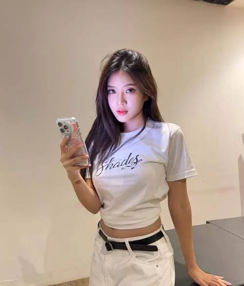 nook-panitnart-chaimee-hinh-anh-3 Nook Panitnart Chaimee selfie áo thun Shades trước gương