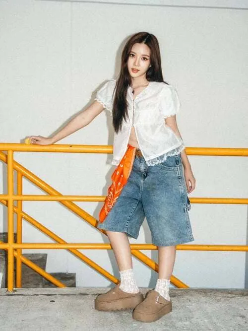 nook-panitnart-chaimee-hinh-anh-4 Nook Panitnart Chaimee áo ren trắng quần jeans năng động