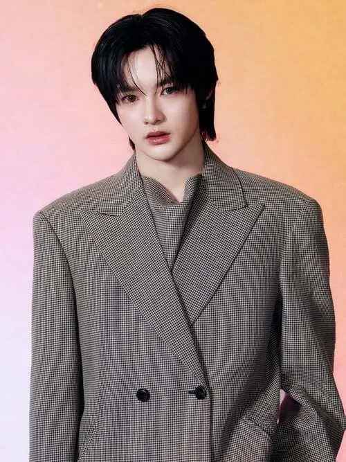 reeonn-natpharit-chokrussameesiri-hinh-anh-1 Reeonn Natpharit Chokrussameesiri diện blazer kẻ caro thanh lịch trên nền pastel