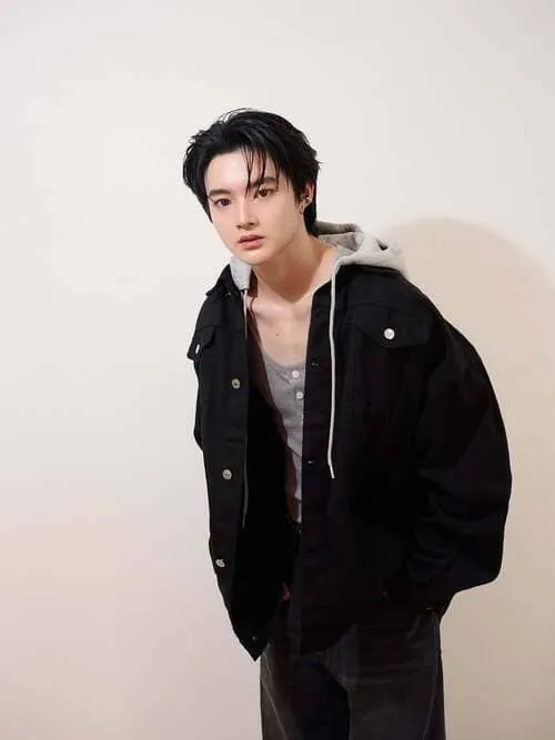 reeonn-natpharit-chokrussameesiri-hinh-anh-3 Reeonn Natpharit Chokrussameesiri trẻ trung với áo khoác jeans đen phong cách đời thường