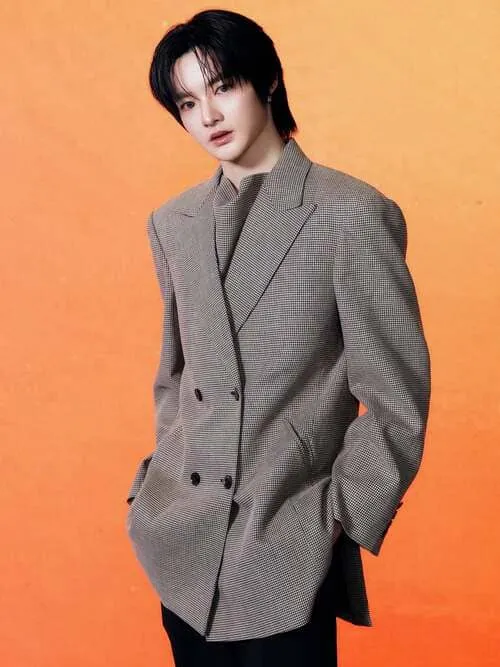 reeonn-natpharit-chokrussameesiri-hinh-anh-6 Reeonn Natpharit Chokrussameesiri cuốn hút trong blazer kẻ caro trên nền cam