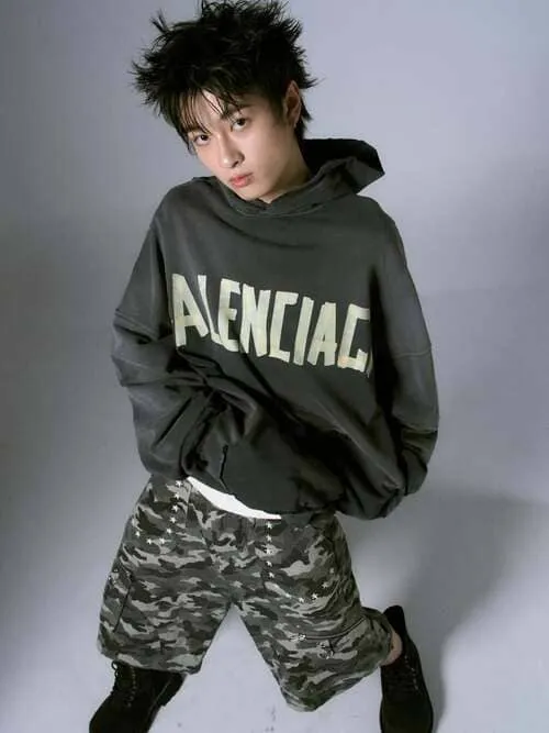 wave-thanaphat-tansakul-hinh-anh-1 Wave Thanaphat Tansakul cá tính với áo hoodie và quần họa tiết rằn ri