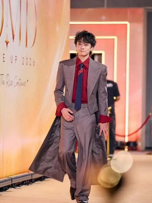 wave-thanaphat-tansakul-hinh-anh-3 Wave Thanaphat Tansakul sải bước tự tin trên sàn diễn thời trang trong bộ suit xám
