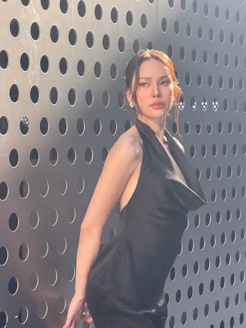 anna-sueangam-iam-hinh-anh-1 Anna Sueangam-iam mặc váy đen dạ hội tạo dáng nghiêng