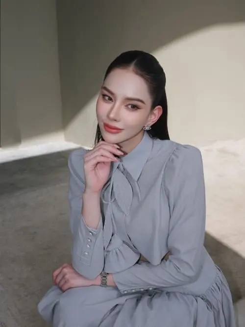 anna-sueangam-iam-hinh-anh-2 Anna Sueangam-iam diện đầm xám ngồi tạo dáng duyên dáng