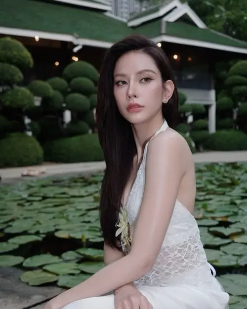 anna-sueangam-iam-hinh-anh-3 Anna Sueangam-iam mặc váy ren trắng bên hồ sen