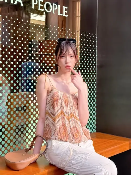 anna-sueangam-iam-hinh-anh-4 Anna Sueangam-iam mặc áo hai dây họa tiết cam dạo phố