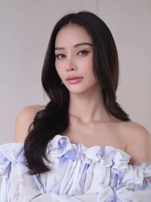 anna-sueangam-iam-hinh-anh-6 Anna Sueangam-iam mặc áo trễ vai trắng xanh tóc dài