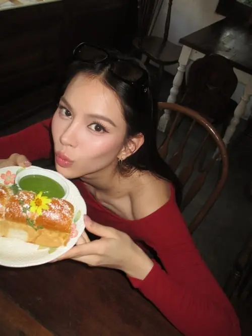 anna-sueangam-iam-hinh-anh-8 Anna Sueangam-iam mặc áo đỏ trễ vai thưởng thức bánh mì