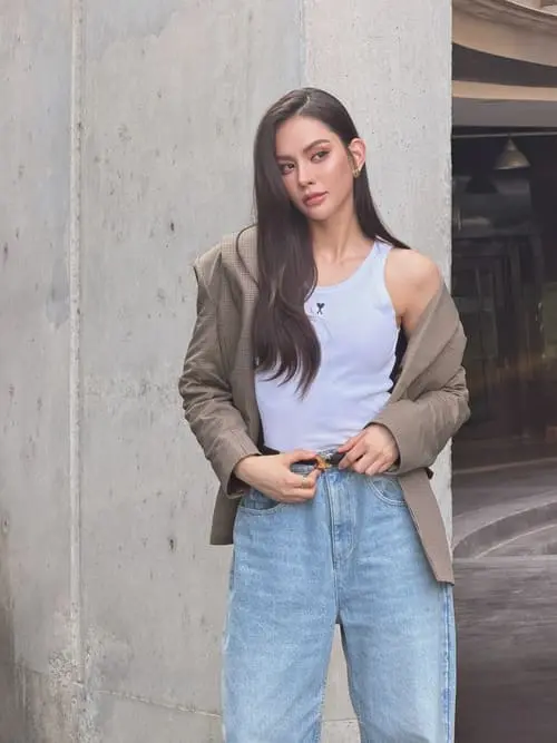 anna-sueangam-iam-hinh-anh-9 Anna Sueangam-iam phối blazer nâu áo trắng quần jeans