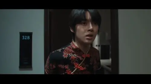 into-racha-the-series-hinh-anh-3 Cảnh nhân vật tóc đen mặc áo hoa đứng trước cửa phòng số 328 trong Into Racha The Series