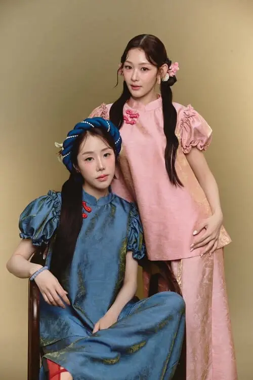 nilenamwan-couple-hinh-anh-11 NileNamwan diện trang phục cổ trang tông xanh và hồng, một người ngồi ghế