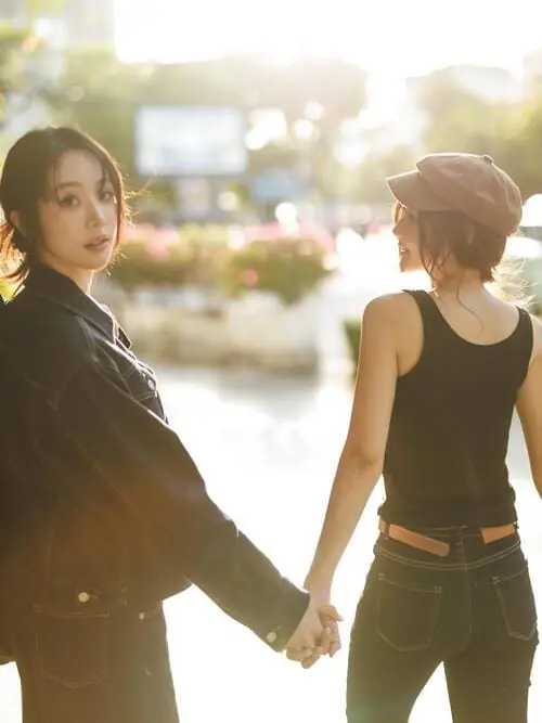 nilenamwan-couple-hinh-anh-13 NileNamwan nắm tay quay đầu nhìn lại ngoài đường phố, ánh nắng chiều dịu nhẹ