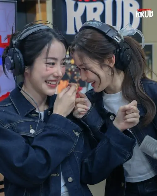 nilenamwan-couple-hinh-anh-2 NileNamwan đeo tai nghe cười đùa trong phòng thu radio, mặc áo khoác denim đồng bộ