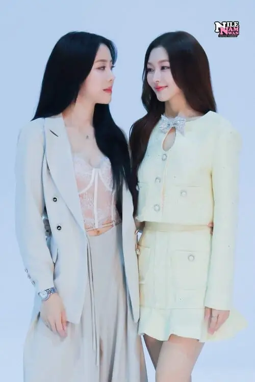 nilenamwan-couple-hinh-anh-8 NileNamwan quay mặt nhìn nhau, một người mặc vest be, người kia váy vàng nhạt