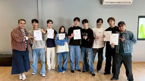 unlucky-bae-the-series-2026-hinh-anh-1 Unlucky Bae The Series dàn diễn viên và ekip chụp ảnh nhóm cầm kịch bản trong buổi đọc kịch bản