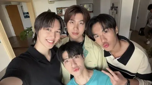unlucky-bae-the-series-2026-hinh-anh-10 Unlucky Bae The Series bốn thành viên đoàn phim chụp ảnh tự sướng vui vẻ trong phòng