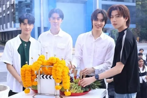 unlucky-bae-the-series-2026-hinh-anh-2 Unlucky Bae The Series bốn diễn viên nam mặc áo trắng tham gia lễ cúng khai máy phim