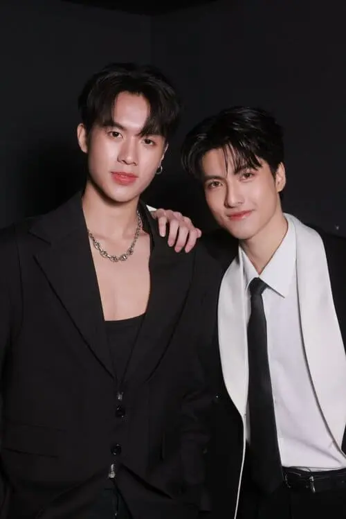unlucky-bae-the-series-2026-hinh-anh-4 Unlucky Bae The Series hai diễn viên nam mặc vest đen sang trọng chụp ảnh sự kiện ra mắt phim