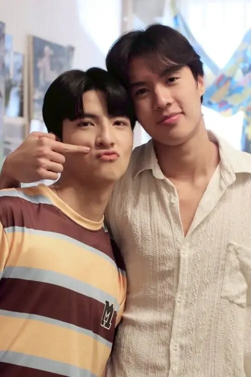 unlucky-bae-the-series-2026-hinh-anh-5 Unlucky Bae The Series hai nam diễn viên tạo dáng thân thiện chụp ảnh hậu trường trong nhà