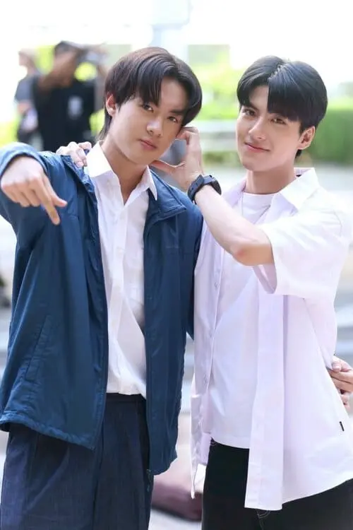 unlucky-bae-the-series-2026-hinh-anh-6 Unlucky Bae The Series hai diễn viên nam tạo dáng ngộ nghĩnh chụp ảnh ngoài trời cùng ekip phía sau