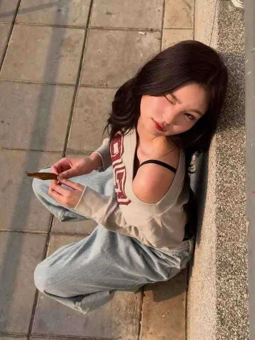 waifha-chanitsiri-ratananimit-hinh-anh-2 Waifha Chanitsiri Ratananimit ngồi vỉa hè mặc áo hoodie phối dây đen phong cách năng động