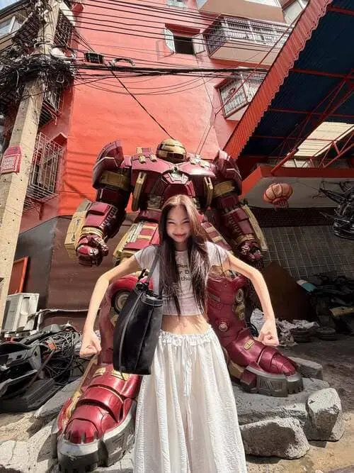 waifha-chanitsiri-ratananimit-hinh-anh-4 Waifha Chanitsiri Ratananimit chụp ảnh cùng mô hình Iron Man cỡ lớn ngoài đường phố