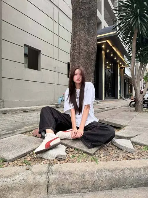 waifha-chanitsiri-ratananimit-hinh-anh-7 Waifha Chanitsiri Ratananimit ngồi dưới gốc cây mặc áo thun trắng phong cách đường phố giản dị