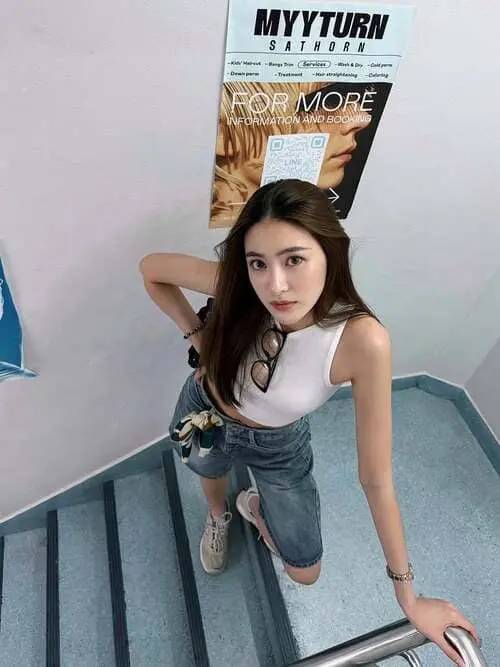 whan-chananan-lertoanyapornchai-hinh-anh-1 Whan Chananan Lertoanyapornchai diện áo ba lỗ trắng, tạo dáng trên cầu thang tiệm tóc