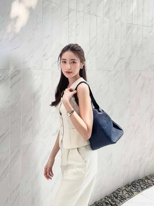 whan-chananan-lertoanyapornchai-hinh-anh-4 Whan Chananan Lertoanyapornchai khoác túi xách, sải bước bên tường đá cẩm thạch