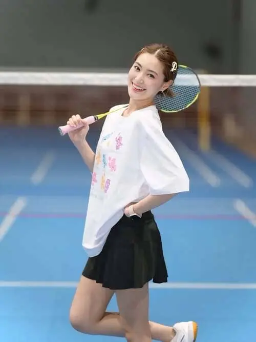 whan-chananan-lertoanyapornchai-hinh-anh-6 Whan Chananan Lertoanyapornchai cầm vợt cầu lông, quỳ gối cười trên sân thi đấu