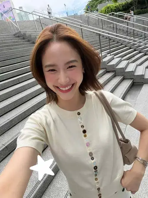 yu-ornicha-ongsritrakul-hinh-anh-2 Yuyu Ornicha Ongsritrakul selfie tươi tắn với áo len trắng nút màu, phía sau là bậc thang ngoài trời
