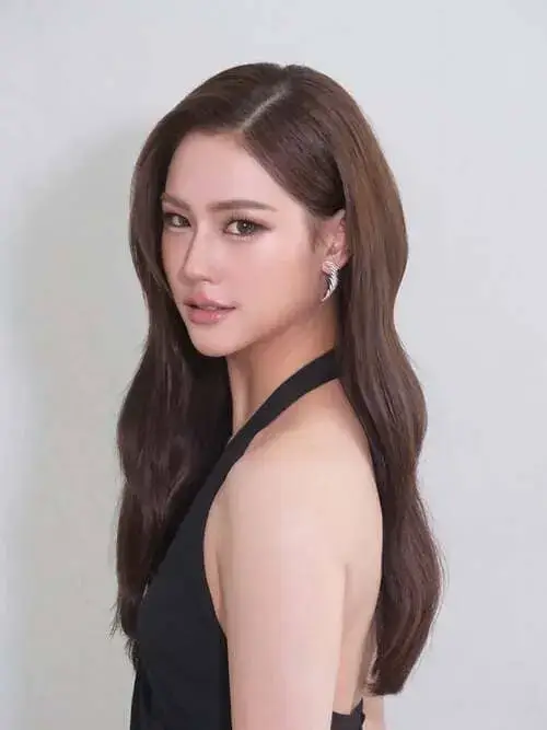 yu-ornicha-ongsritrakul-hinh-anh-7 Yuyu Ornicha Ongsritrakul với tóc dài xoăn nhẹ và bông tai đính đá trong ảnh chân dung nền trắng