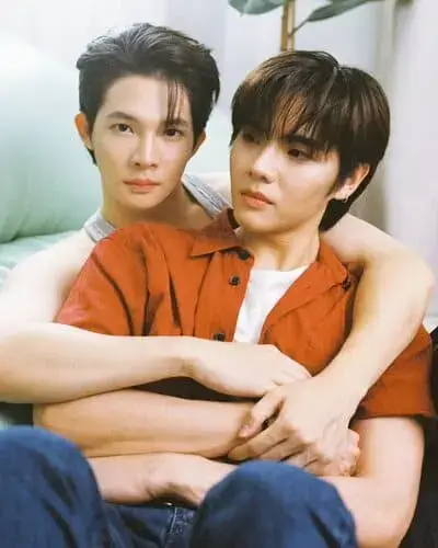 every-you-every-me-the-series-2024-hinh-anh-6 Hai nhân vật Every You, Every Me Series ôm nhau ấm áp