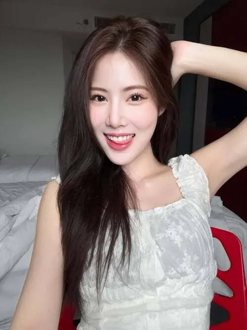 khaimoox-celine-phongphan-hinh-anh-1 Khaimoox Celine Phongphan selfie trong phòng với váy trắng bèo nhún, tóc dài buông xõa và nụ cười tươi