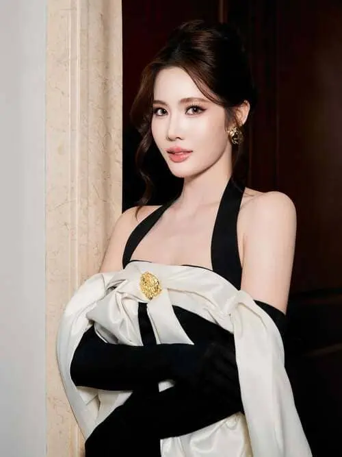 khaimoox-celine-phongphan-hinh-anh-2 Khaimoox Celine Phongphan diện đầm quây tông đen trắng kèm găng tay dài, tóc búi gọn trong một sự kiện sang trọng