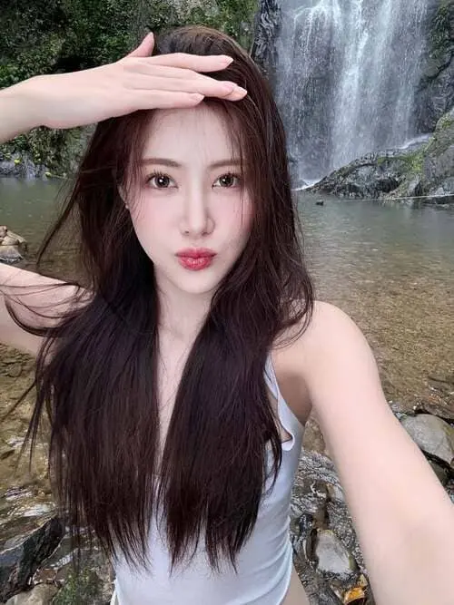 khaimoox-celine-phongphan-hinh-anh-4 Khaimoox Celine Phongphan chụp ảnh bên thác nước, đưa tay che nắng với mái tóc dài tự nhiên