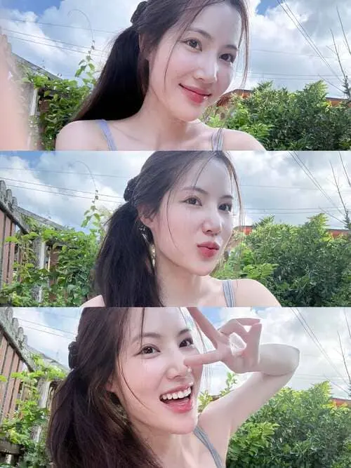 khaimoox-celine-phongphan-hinh-anh-5 Bộ ba khoảnh khắc selfie ngoài trời của Khaimoox Celine Phongphan dưới nền trời xanh, tóc buộc đuôi ngựa