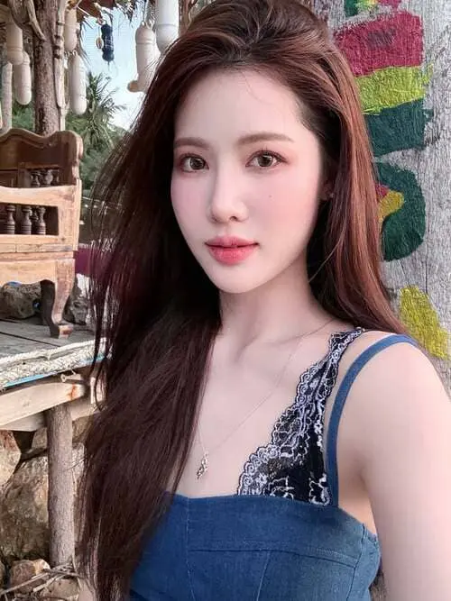 khaimoox-celine-phongphan-hinh-anh-6 Khaimoox Celine Phongphan selfie tại quán ven biển trong chiếc váy denim phối ren, tóc dài nâu