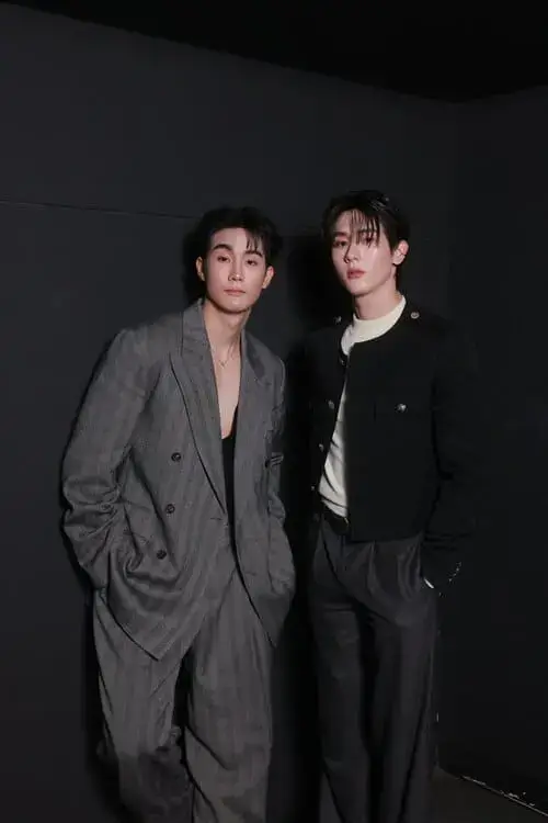 lovers-and-gangsters-the-series-2026-hinh-anh-1 Lovers and Gangsters The Series – hai diễn viên nam chính chụp ảnh cùng nhau trong trang phục suit tối màu sang trọng trên nền đen