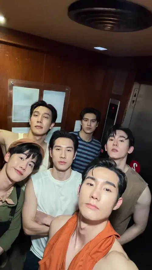lovers-and-gangsters-the-series-2026-hinh-anh-3 Lovers and Gangsters The Series – toàn bộ dàn diễn viên nam selfie cùng nhau trong thang máy tại hậu trường quay phim