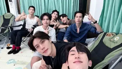 lovers-and-gangsters-the-series-2026-hinh-anh-5 Lovers & Gangsters The Series – ảnh hậu trường toàn dàn diễn viên nam chụp selfie nhóm tại phòng nghỉ trong khi quay phim
